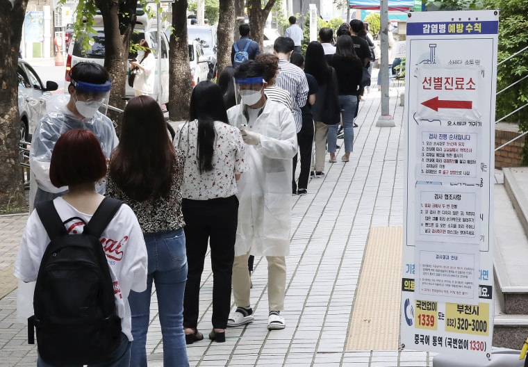 Image: People suspected of being infected with the new coronavirus wait to receive tests at a coronavirus screening station in Bucheon, South Korea,