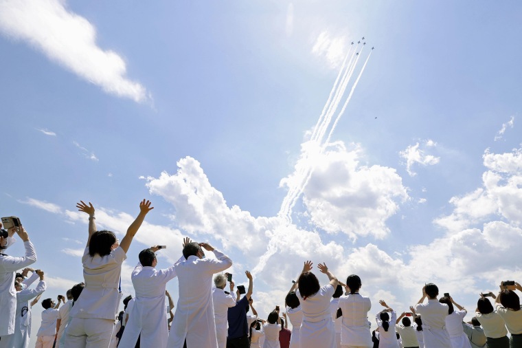 Image: The Japan Air Self-Defense Force flies over medical workers in Tokyo.