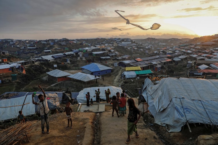 Image: Rohingya refugee children fly improvised kites
