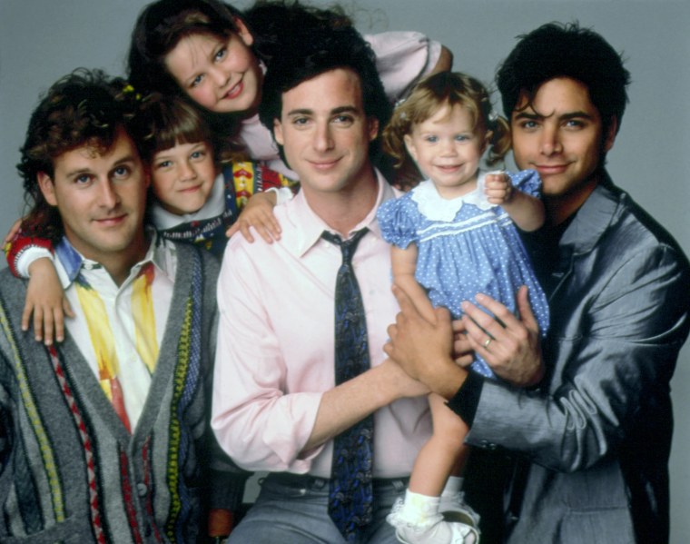FULL HOUSE, (from left): Dave Coulier, Jodie Sweetin, Candace Cameron, Bob Saget, Ashley/Mary-Kate O