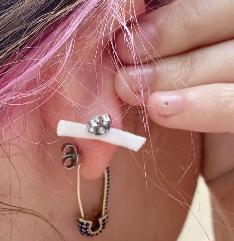 Sheridan said that the earring back was too tight to remove, so she and her mother had to use tweezers to remove the piece of mask. 