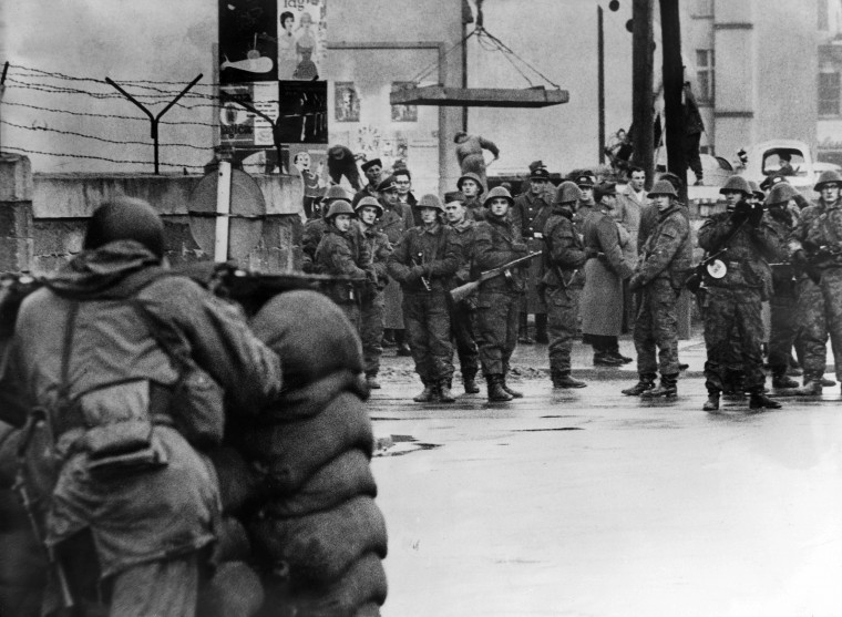 Image: Germany / GDR, Berlin. US soldiers stand vis-?-vis East-German border guards at Checkpoint Charlie. 1961