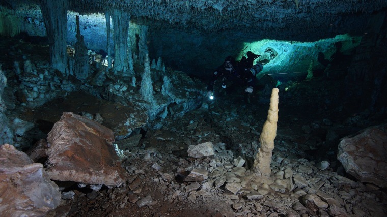Image: Stalagmites on the floor and stalactites on the ceiling show the Sagitario cave was dry when they formed.