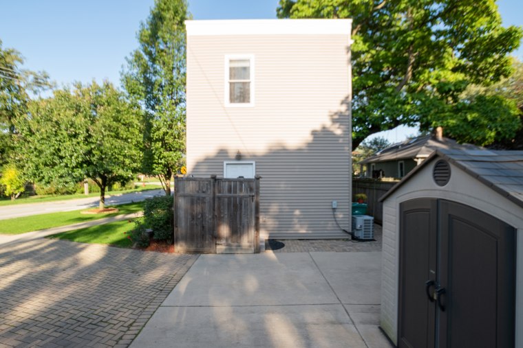 One would think this was an entirely skinny house, but this side shows the true story.