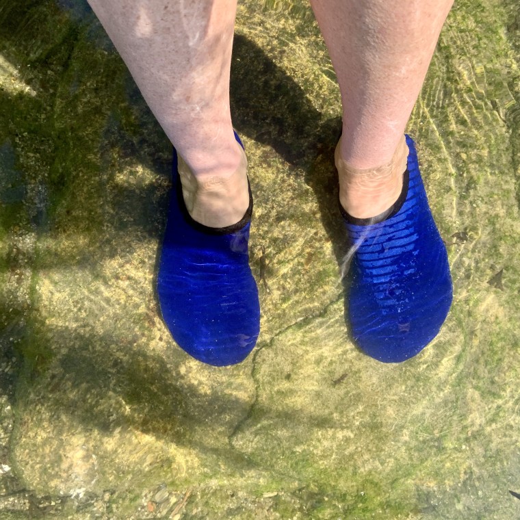 VIFUUR Water Shoes in blue, underwater
