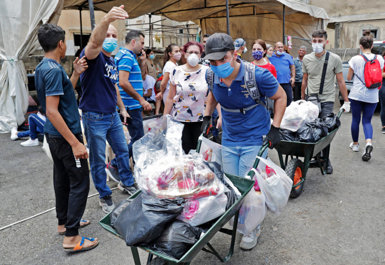 Image: Volunteers distribute food in Beirut