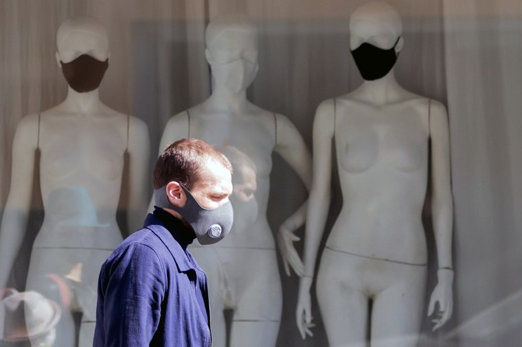 A man wears a mask with a valve in Berlin