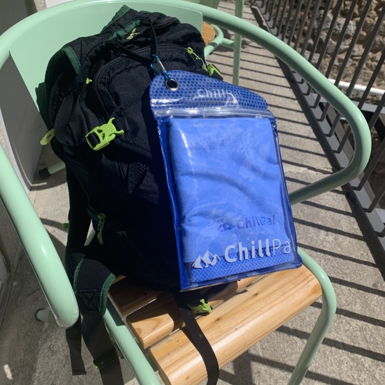 the Chill Pal PVA cooling towel comes with a carrying pouch and a caribaner