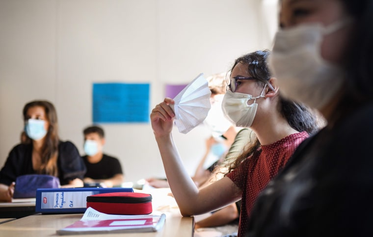 Image: Students of the eleventh grade sit with face masks in a classroom of the Phoenix high school in Dortmund, western Germany