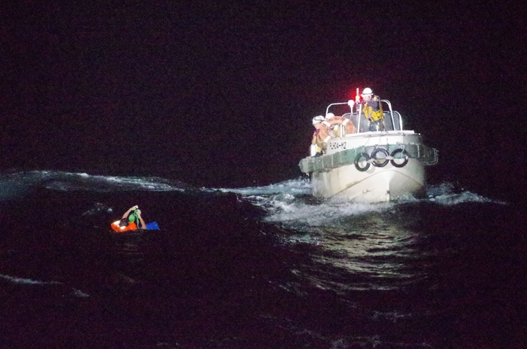 Image: Coast guards rescuing a Filipino man off Amami Oshima island in the East China Sea