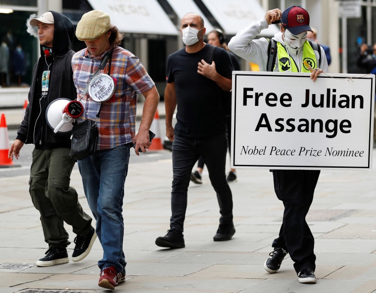 Image: Supporters of WikiLeaks founder Julian Assange arrive at the Old Bailey, the Central Criminal Court ahead of a hearing to decide whether Assange should be extradited to the United States, in London, Britain