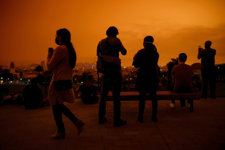 Image: Smoke from California wildfires blocks out sun in San Francisco