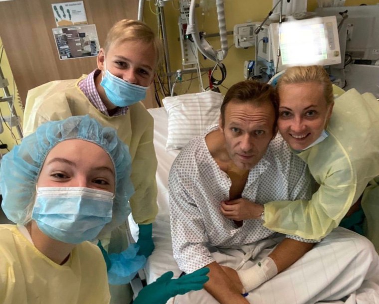 Image: Russian opposition leader Alexei Navalny posing for a selfie picture with his family at Berlin's Charite hospital