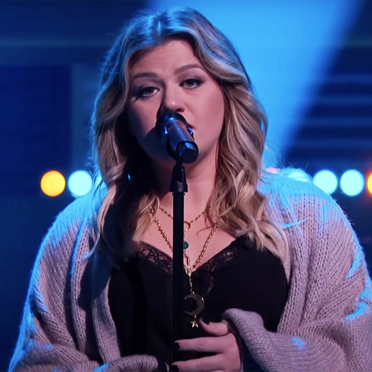 Kelly Clarkson performs 'Perfect' Ed Sheeran cover