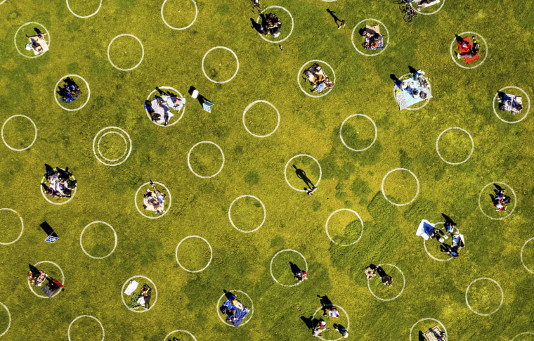 Image: Circles designed to help prevent the spread of the coronavirus by encouraging social distancing line San Francisco's Dolores Park