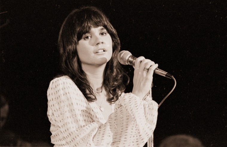 Linda Ronstadt performs circa 1970.