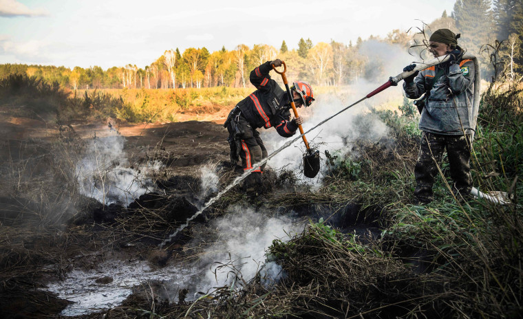 Image: Greenpeace and local activists extinguish a peat fire in a Suzunsky forest next to the village of Shipunovo, 170 kms south from Siberian city of Novosibirsk o