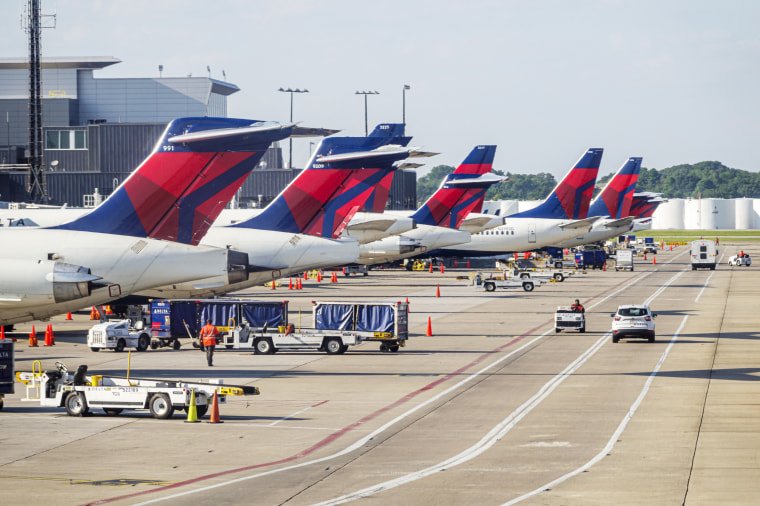 Georgia, Atlanta, Hartsfield-Jackson Atlanta International Airport, Delta Airlines, tarmac and aircraft service