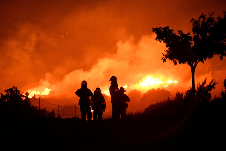 Image: Wildfire in California burns through the night north of Los Angeles