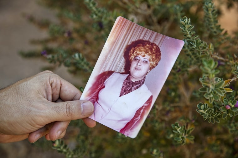 Rodolfo Le?n holds a photo of his mother, Petronila Maria Le?n, who died on April 10. She was 75.