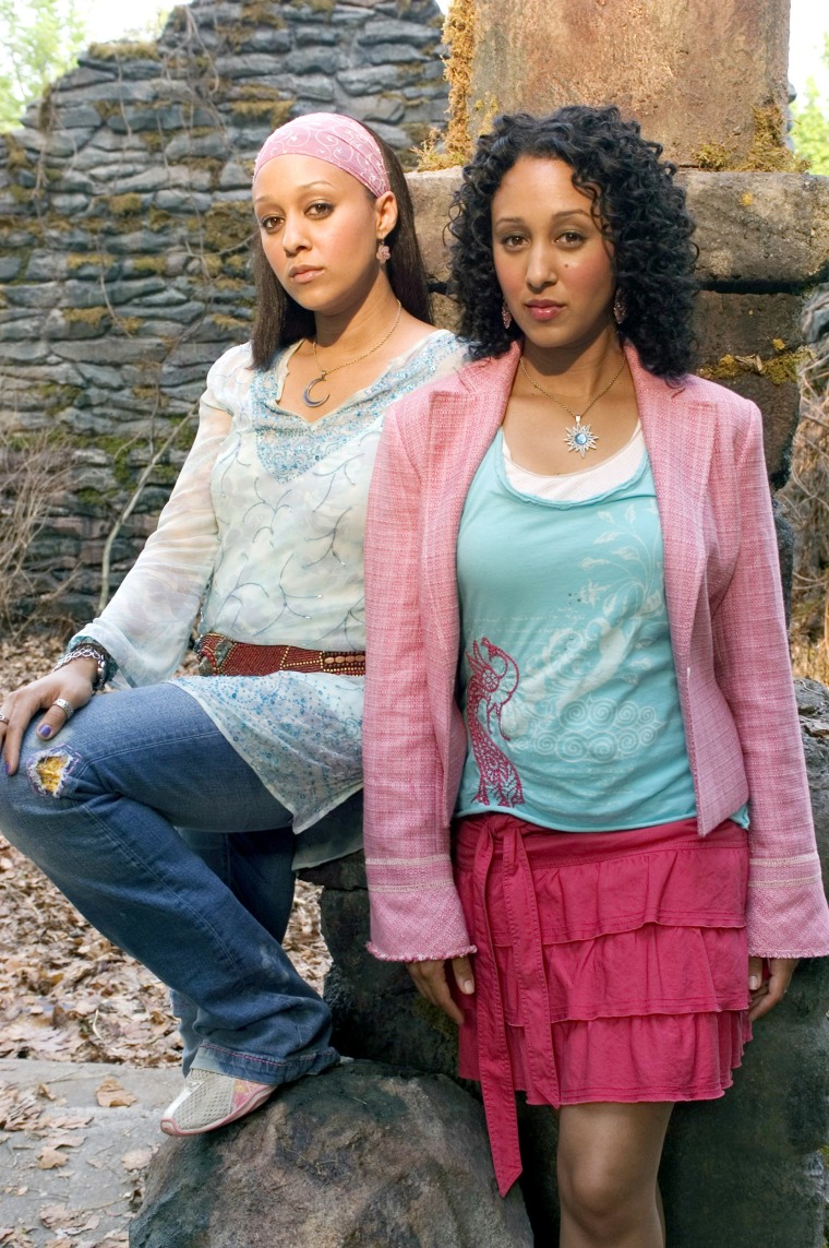TWITCHES, Tia Mowry, Tamera Mowry, 2005, (C) Disney Channel / Courtesy: Everett Collection