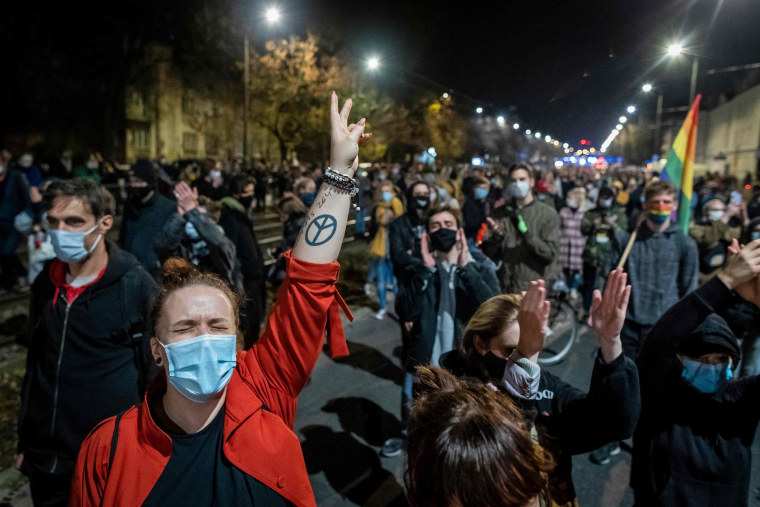 Image: Protestors face off with riot police guarding the house of Jaroslaw Kaczynski, leader of Poland's ruling Law and Justice party (PIS) during a demonstration against a decision by the Constitutional Court on abortion law restriction