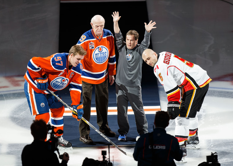 Oilers honour Edmonton sports legend Joey Moss during first game