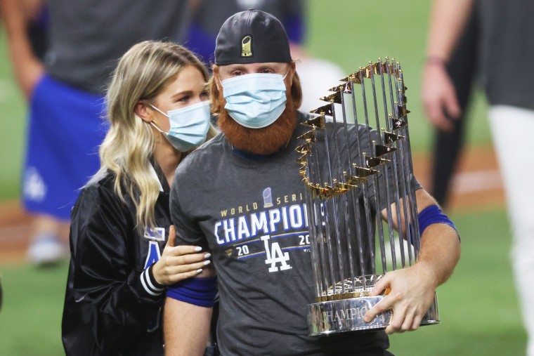 Dodgers' Justin Turner goes casual as his wife dons a rob for a