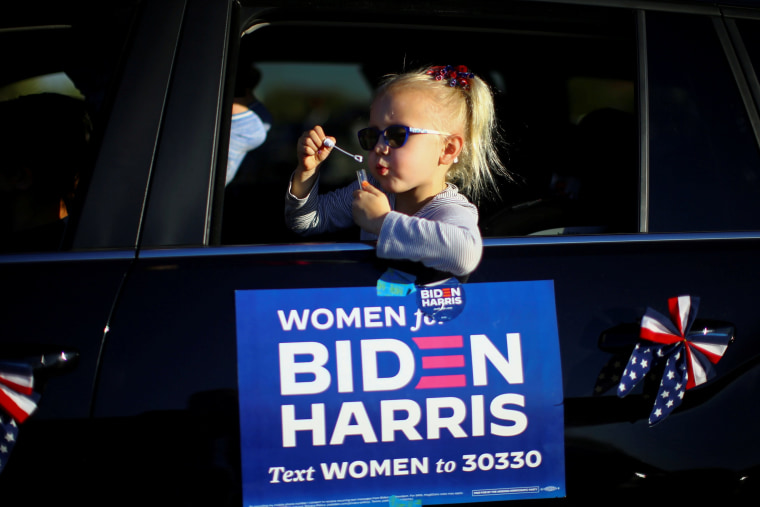 Image: U.S. Democratic vice presidential nominee Senator Kamala Harris holds a campaign event in Phoenix