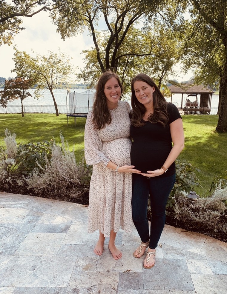 Amber Tramontana and Autum Shaw, twin sisters pregnant at the same time