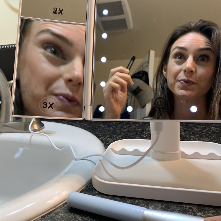 tweezing my eyebrows in the Wondruz Makeup Mirror