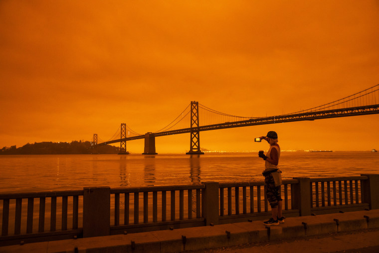 Image: Wildfires Envelop San Francisco Bay Area In Dark Orange Haze