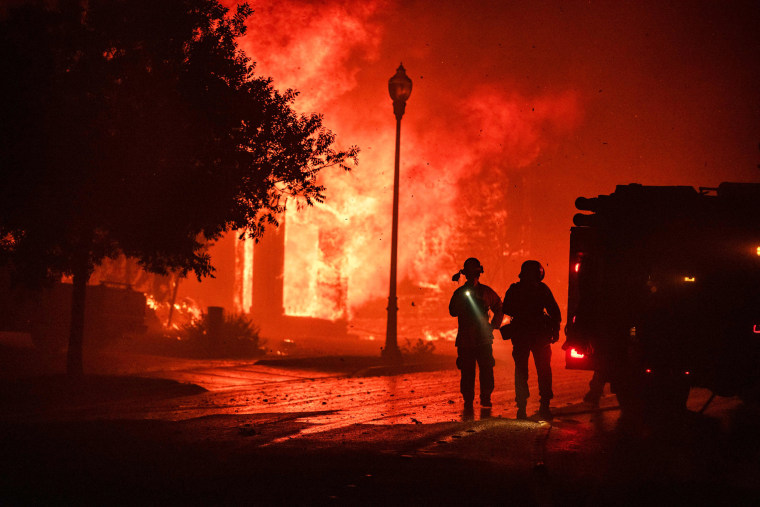 Image: TOPSHOT-US-FIRES
