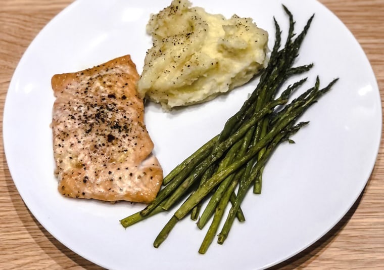 For my pre-Thanksgiving tryout of Ina Garten's mashed potatoes, I paired them with baked salmon and roasted asparagus. 