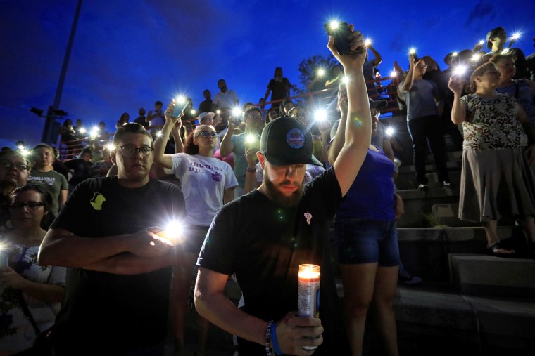 Image: Mourners take part in a vigil at El Paso High School after a mass shooting at a Walmart store in El Paso