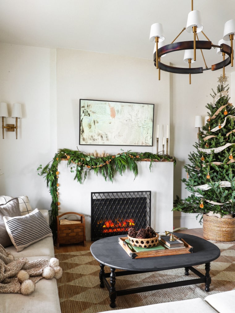 Save a few oranges to snack on while you're making this gorgeous garland.