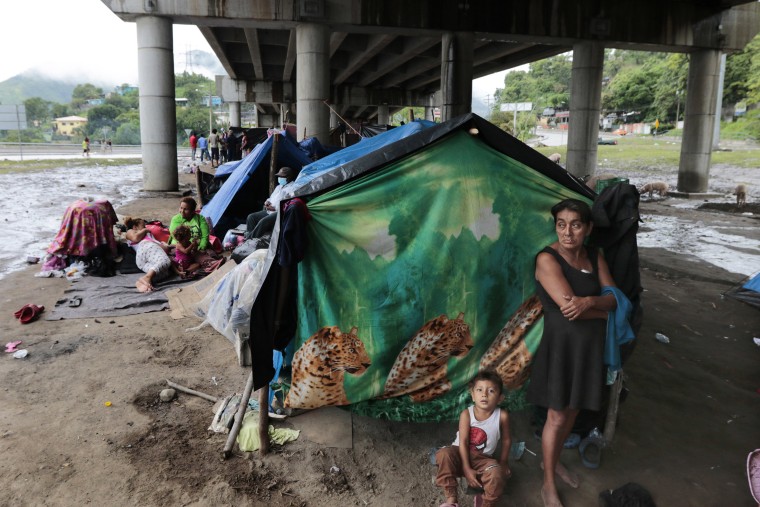 Image: Hurricane victims take refuge under a bridge in San Pedro Sula, Honduras,