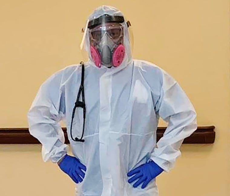 Dr. Araujo-Preza prepared for work in the Covid-19 unit.