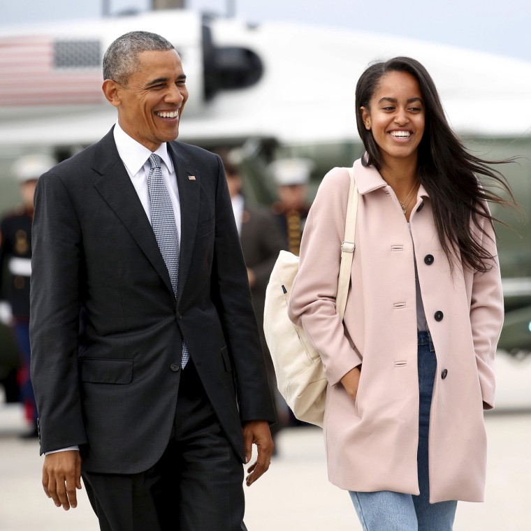 Image: U.S. President Barack Obama and his daughter Malia walk from Marine One to board Air Force One upon their departure from O'Hare Airport in Chicago