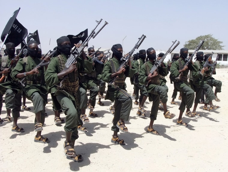 Image: Hundreds of al-Shabaab fighters perform military exercises 