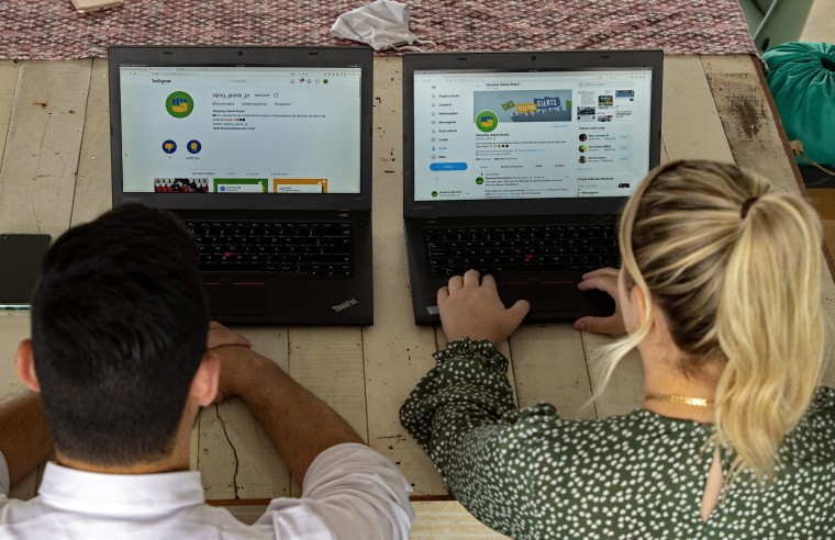 Image: Leonardo de Carvalho Leal, left, and Mayara Stelle, who administer the Twitter account Sleeping Giants Brazil, use their computers in Sao Paulo, Brazil
