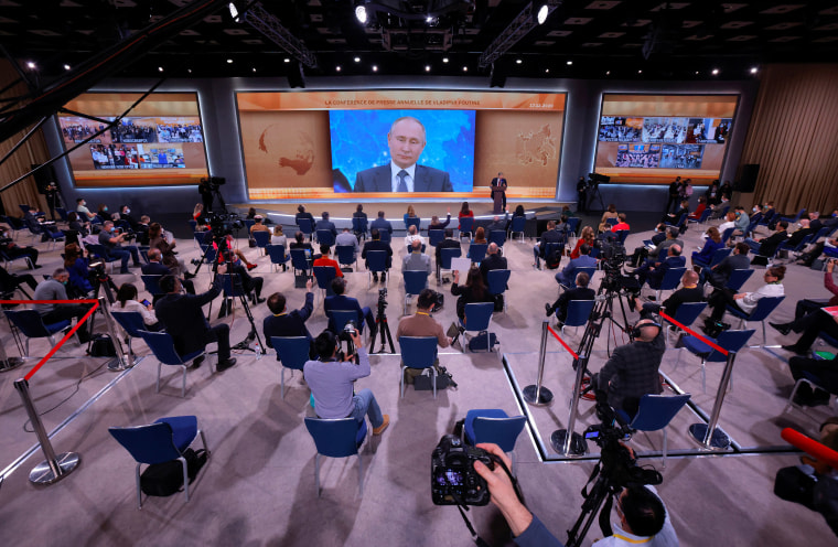 Image: Journalists attend Russian President Vladimir Putin's annual end-of-year news conference in Moscow