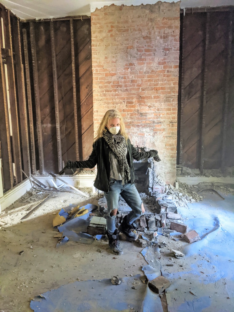 Woman in front of a empty living room in renovation