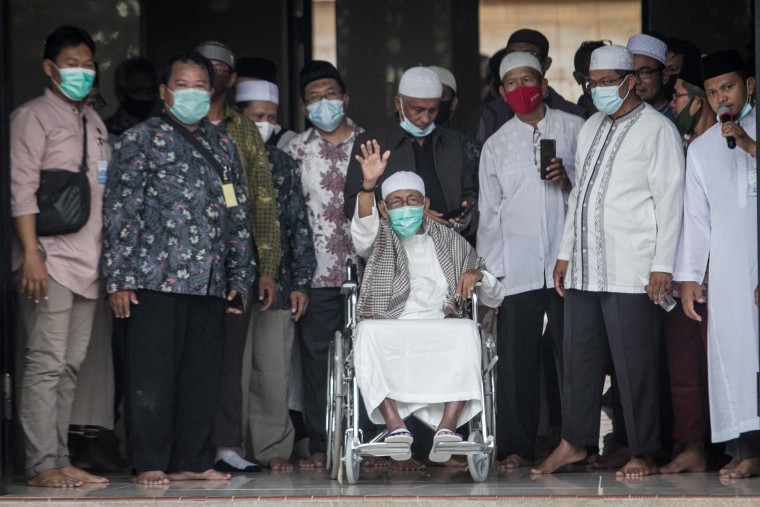 Image: Abu Bakar Bashir, an Islamic cleric and alleged mastermind of the 2002 Bali bombings, waves as he arrives at Al Mukmin boarding school in Sukoharjo, Indonesia