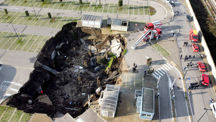 Image: TOPSHOT-ITALY-NAPLES-ENVIRONMENT-SINKHOLE
