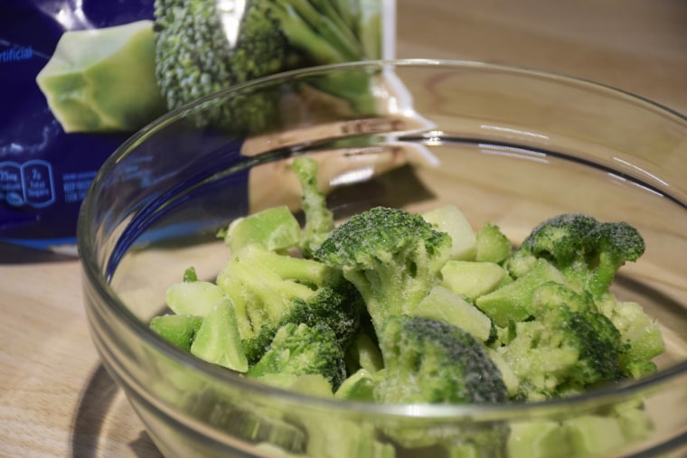 Steaming Fresh or Frozen Broccoli in the Microwave