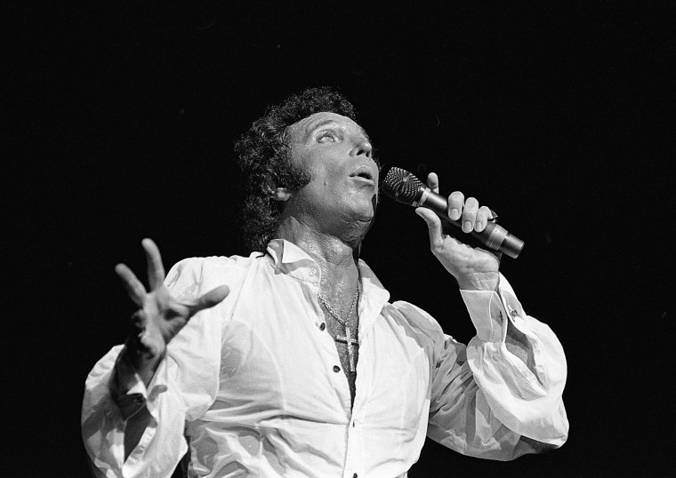 Tom Jones Live