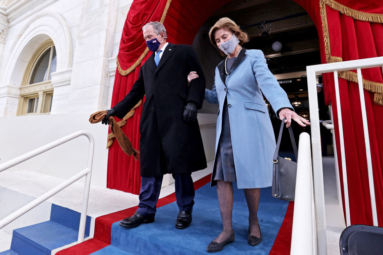 Former U.S President George W. Bush and his wife Laura Bush arrive at the inauguration of U.S. President-elect Joe Biden on the West Front of the U.S. Capitol on January 20, 2021 in Washington, DC.