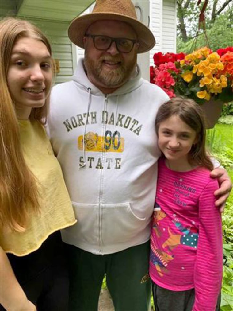 Kyle Roos with his daughters, Charlee and Layla.