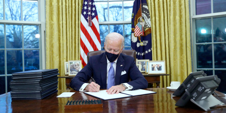 Image: Joe Biden, Resolute Desk